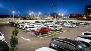 Autos parken auf dem Flughafen Wien Parkplatz von TOM Parking